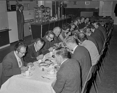 855108 Afbeelding van personeelsleden van het Gemeentelijk Energie- en Vervoerbedrijf (GEVU) aan de lunch in de ...